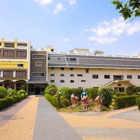 Hotel Sunrise N Resorts Nagpur Buitenkant foto